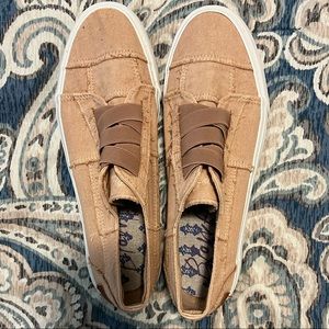 Blowfish salmon colored shoes
